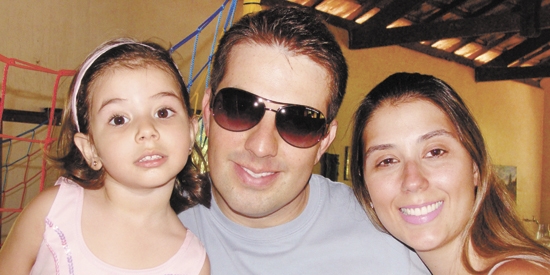 Fabricio Soares Chagas, junto à esposa Flávia Alves do Couto Rosa e à filha Clara. Todos felizes com a chegada da  próxima da Alice